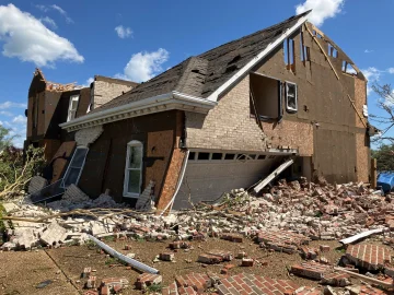 Eersel tornado damage impacts roofs and trees