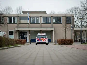 Neutral Dutch public safety scene used to illustrate a police incident at AZC Zeist