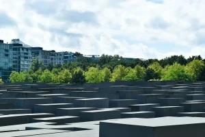 Amsterdam Holocaust Museum Ceremony Honors 200 Roma, Sinti Victims