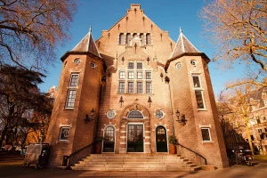 Dutch School Initiative Backed by 1,500 Schools to Cut Costs