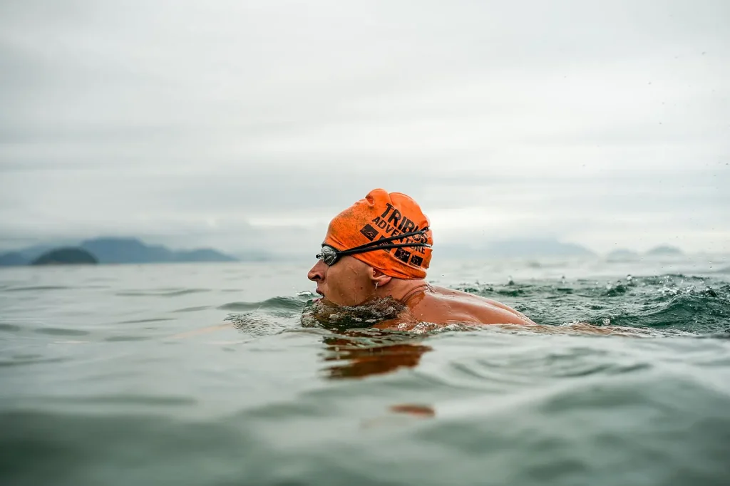 Swimmers in IJsselmeer swim fundraiser for Hersenstichting