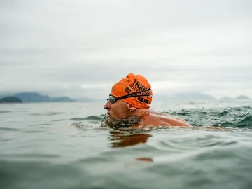 Swimmers in IJsselmeer swim fundraiser for Hersenstichting