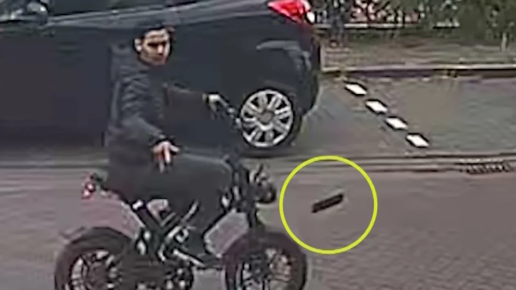 A 13-year-old was forced off his fatbike in Diemen. A year on, police are showing the robber’s face.